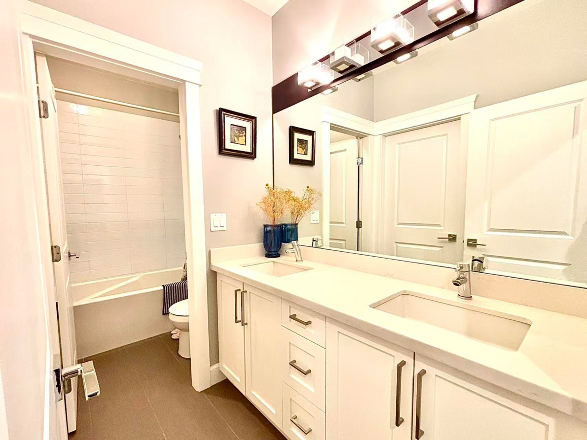 Guest Bathroom Photo of 16412 26b Avenue, Surrey, BC