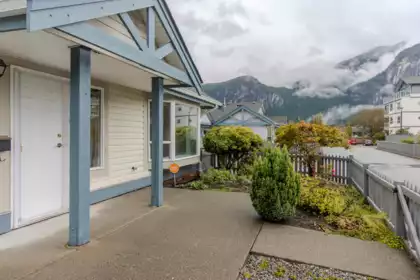 13 1201 Pemberton Avenue, Squamish, BC, Squamish — Half Duplex for sale