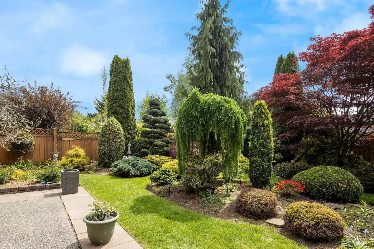 Dining Area Photo of 12986 20 Avenue, Surrey, BC