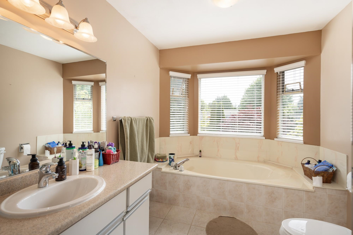 Entry Foyer Photo of 12986 20 Avenue, Surrey, BC