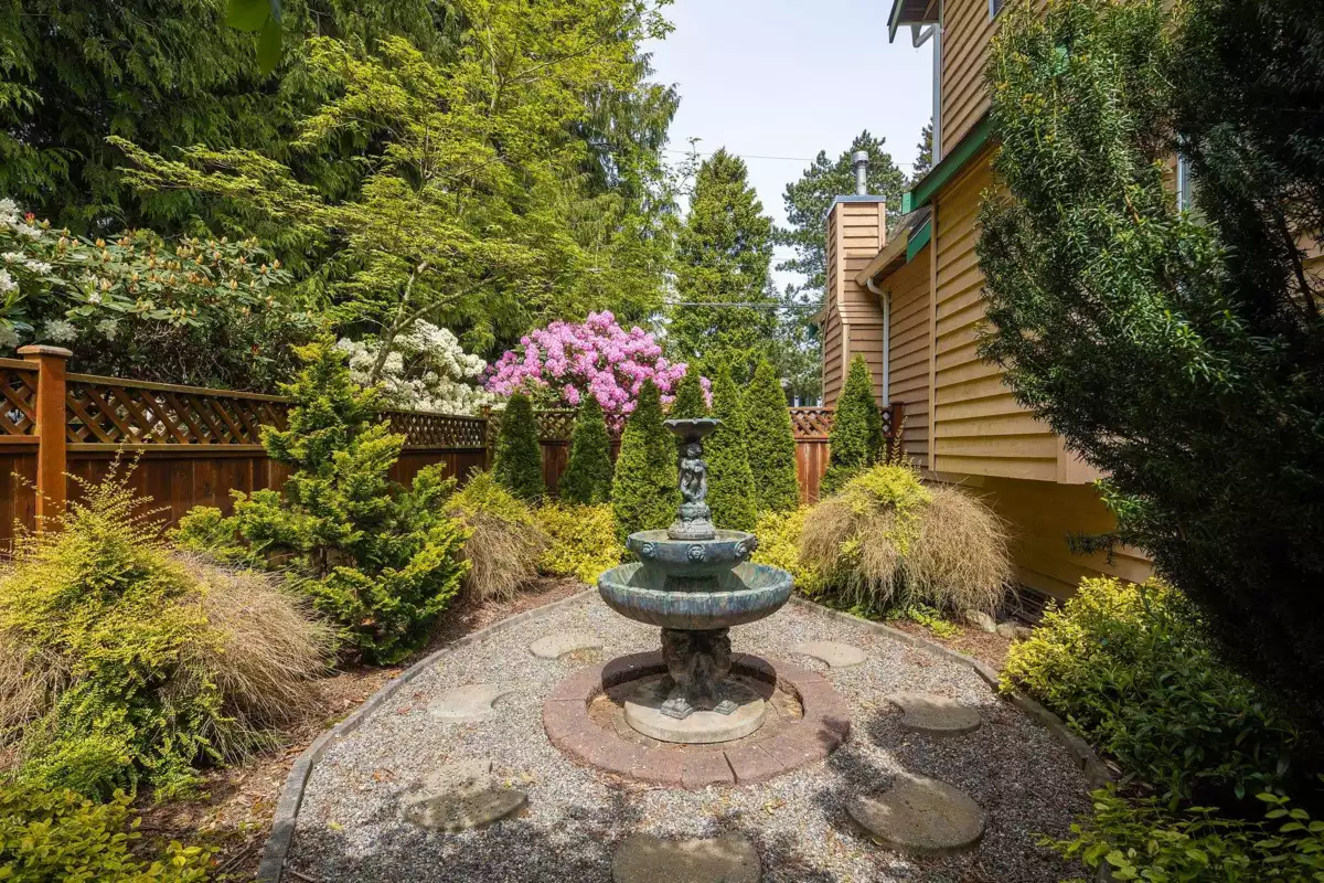 Kitchen Island Photo of 12986 20 Avenue, Surrey, BC