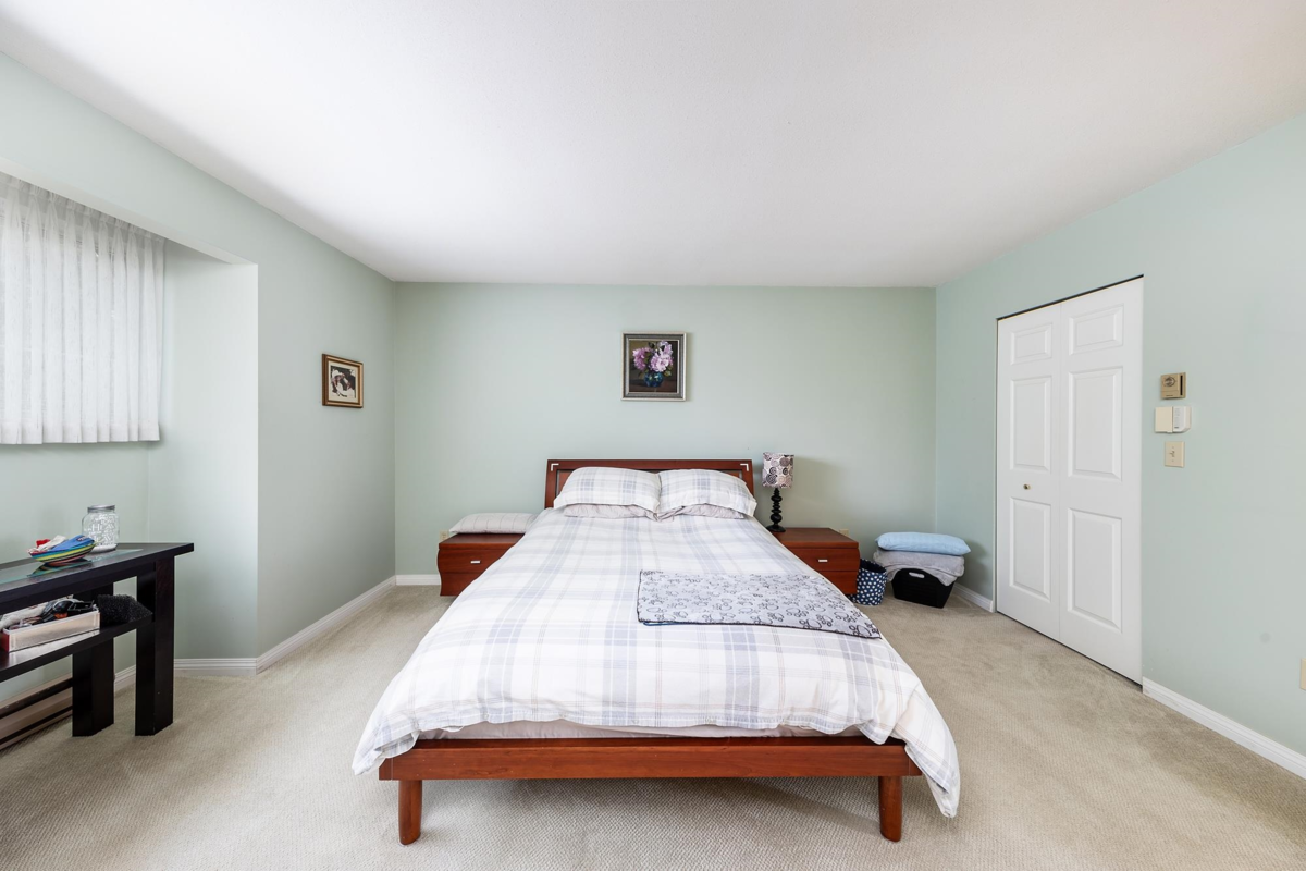 Staircase Photo of 12986 20 Avenue, Surrey, BC