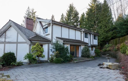 Entry Foyer Photo of 1159 Eyremount Drive, West Vancouver, BC