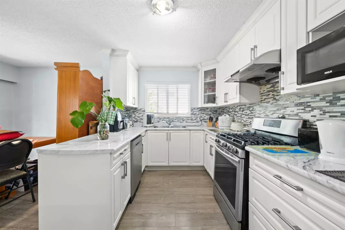 Kitchen Photo of 13687 112 Avenue, Surrey, BC