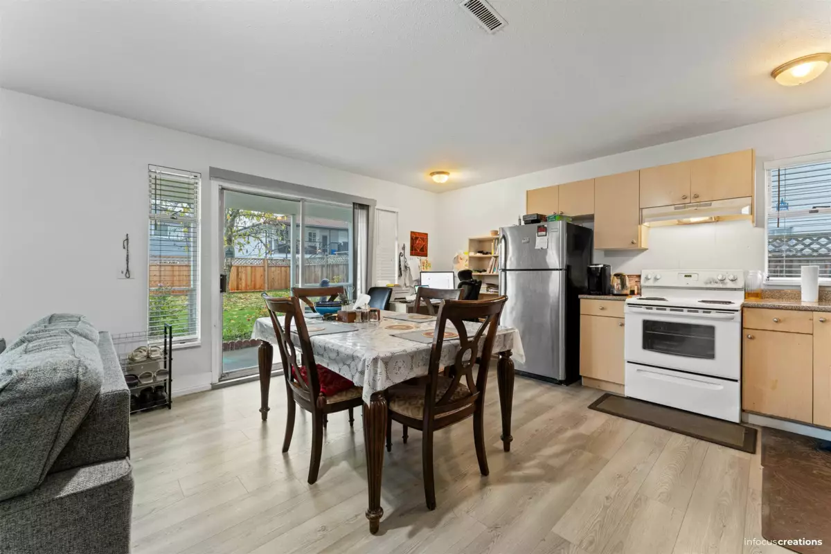 Entry Foyer Photo of 7565 123a Street, Surrey, BC