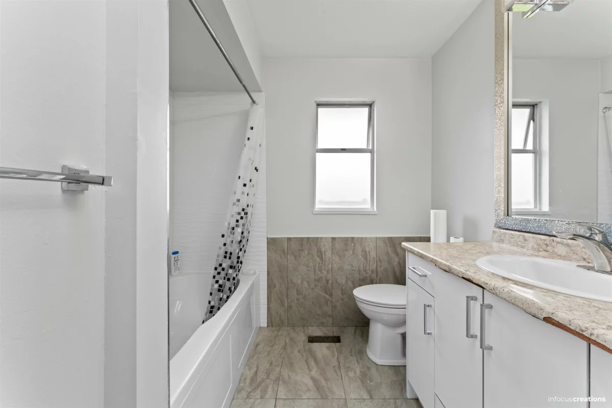 Mudroom Photo of 7565 123a Street, Surrey, BC