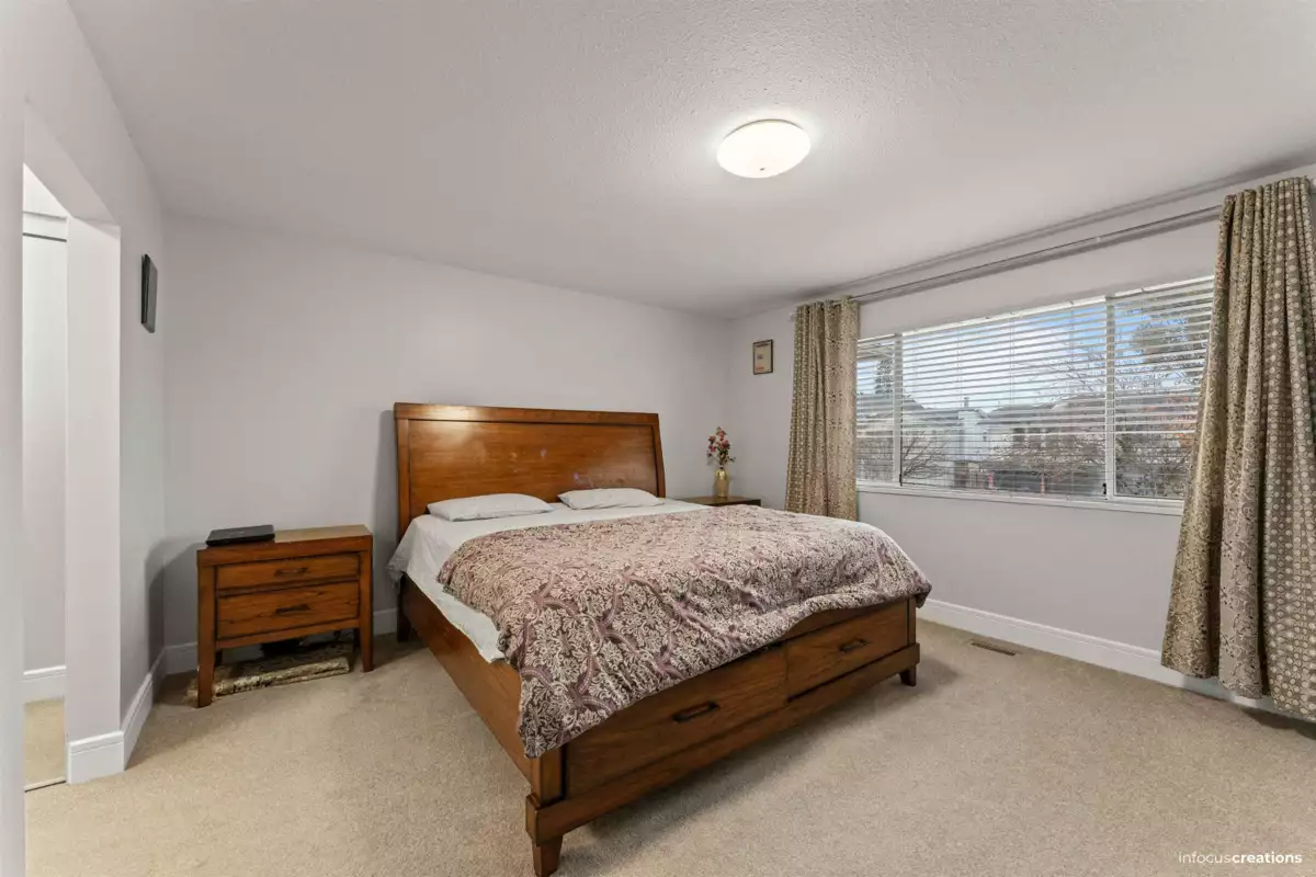 Powder Room Photo of 7565 123a Street, Surrey, BC