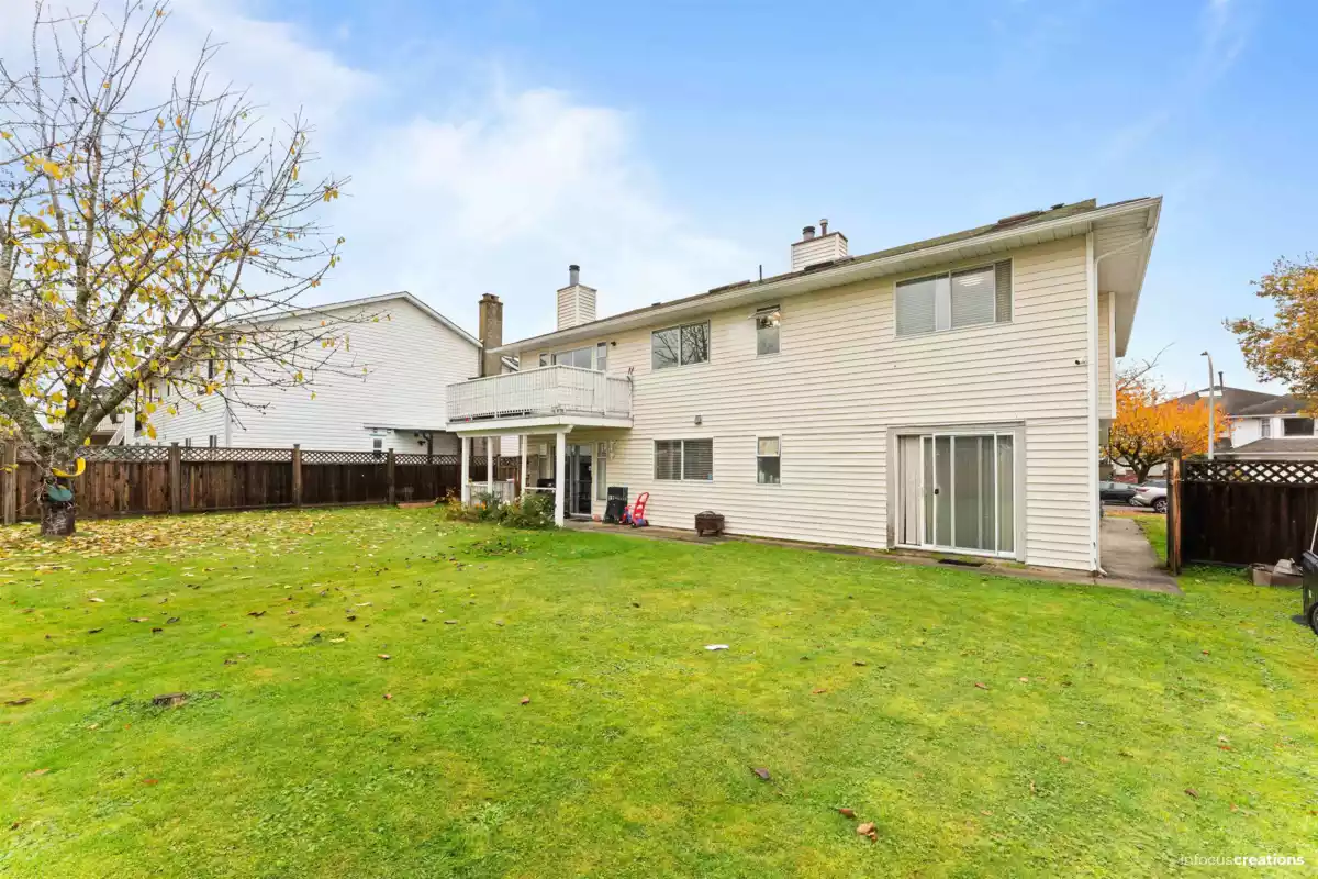 Swimming Pool Photo of 7565 123a Street, Surrey, BC