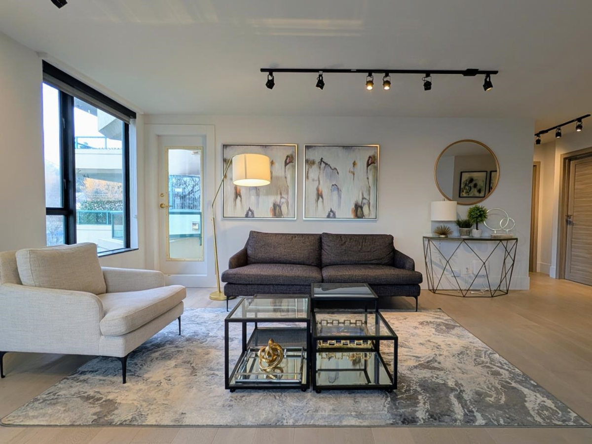 Breakfast Nook Photo of 3D 328 Taylor Way, West Vancouver, BC