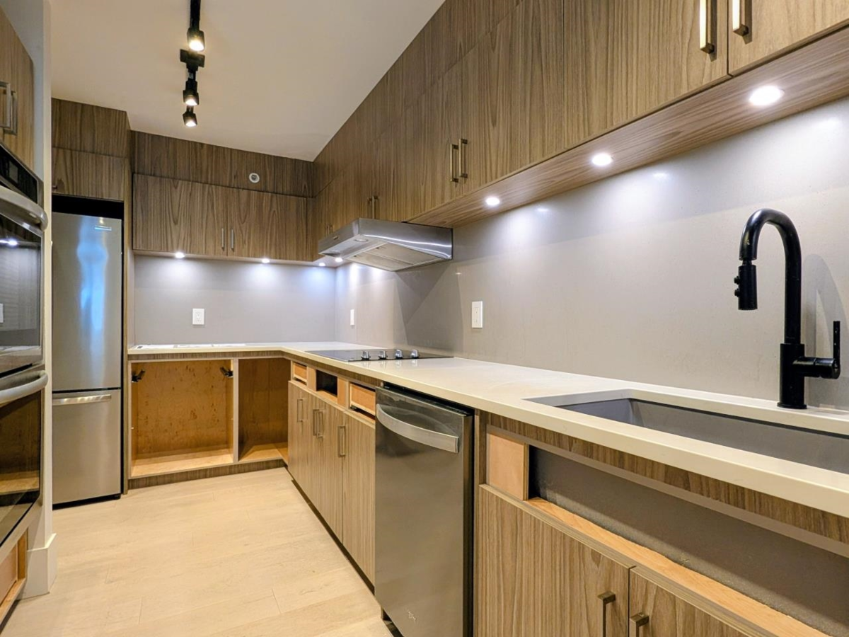 Primary Bathroom Photo of 3D 328 Taylor Way, West Vancouver, BC