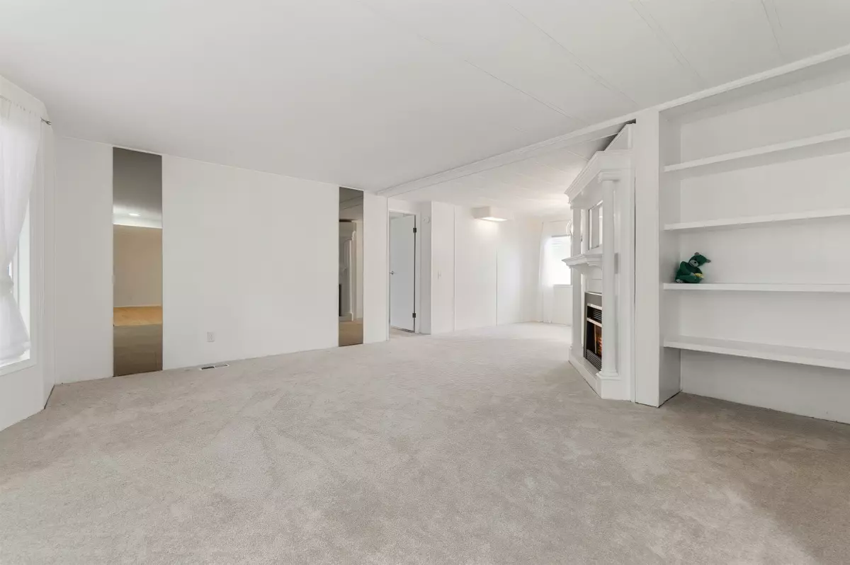 Walk-In Closet Photo of 81 3300 Horn Street, Abbotsford, BC