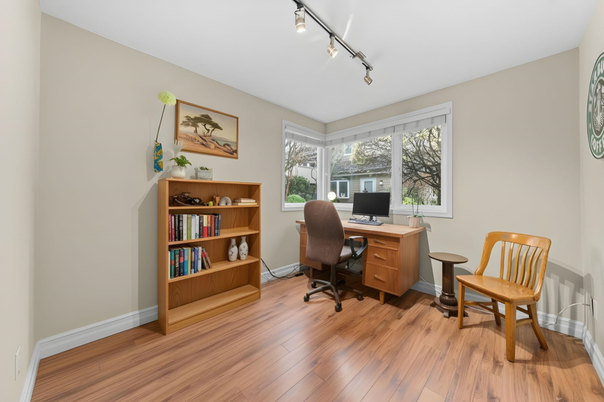 Guest Bathroom Photo of 6 230 W 15th Street, North Vancouver, BC