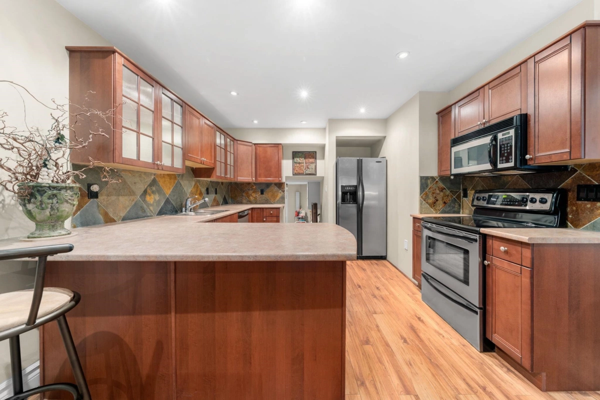 Kitchen Island Photo of 6 230 W 15th Street, North Vancouver, BC
