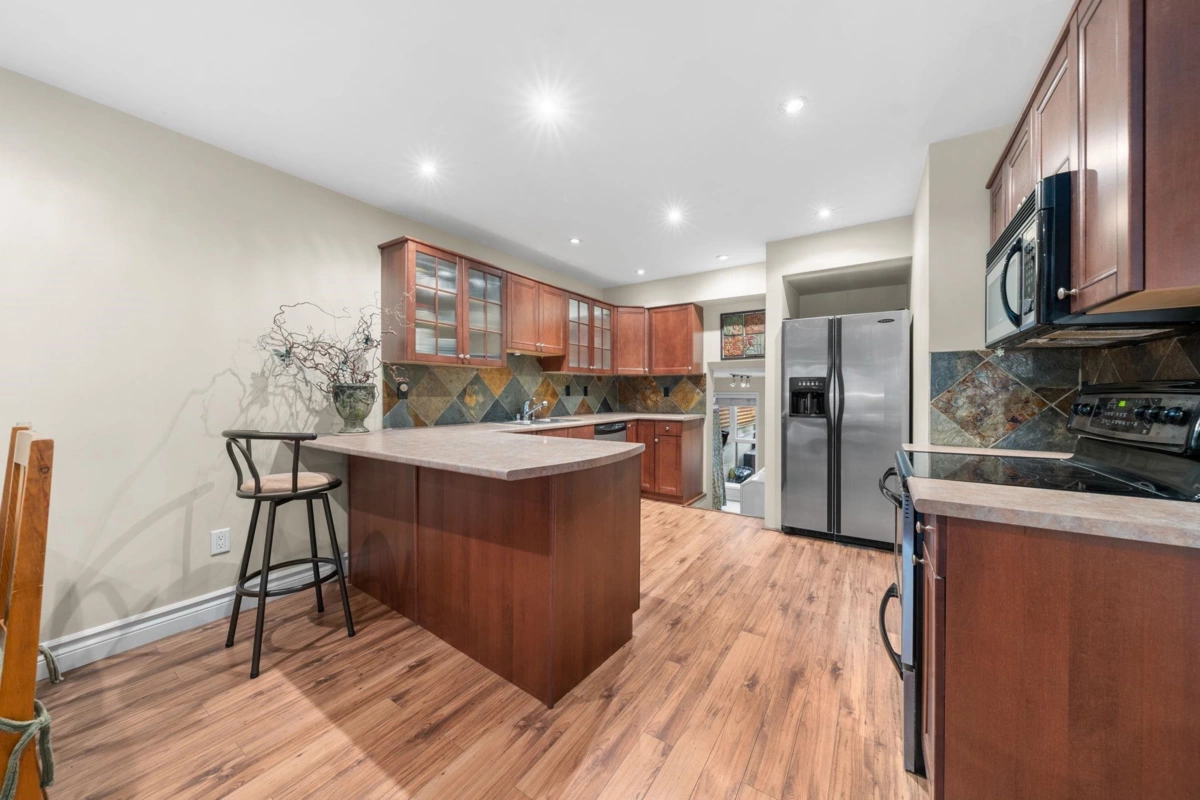 Kitchen Photo of 6 230 W 15th Street, North Vancouver, BC