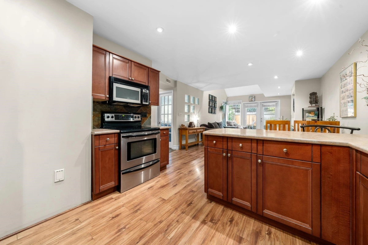 Walk-In Closet Photo of 6 230 W 15th Street, North Vancouver, BC