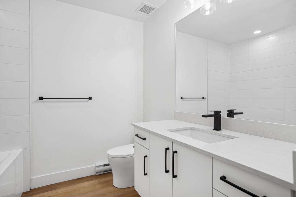 Walk-In Closet Photo of 205 20286 72b Avenue, Langley, BC