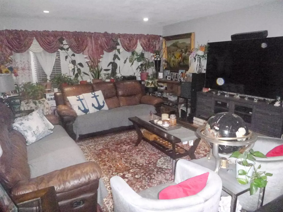 Kitchen Island Photo of 11171 Steveston Highway, Richmond, BC