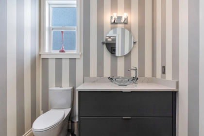 Powder Room Photo of 15364 Victoria Avenue Street, White Rock, BC