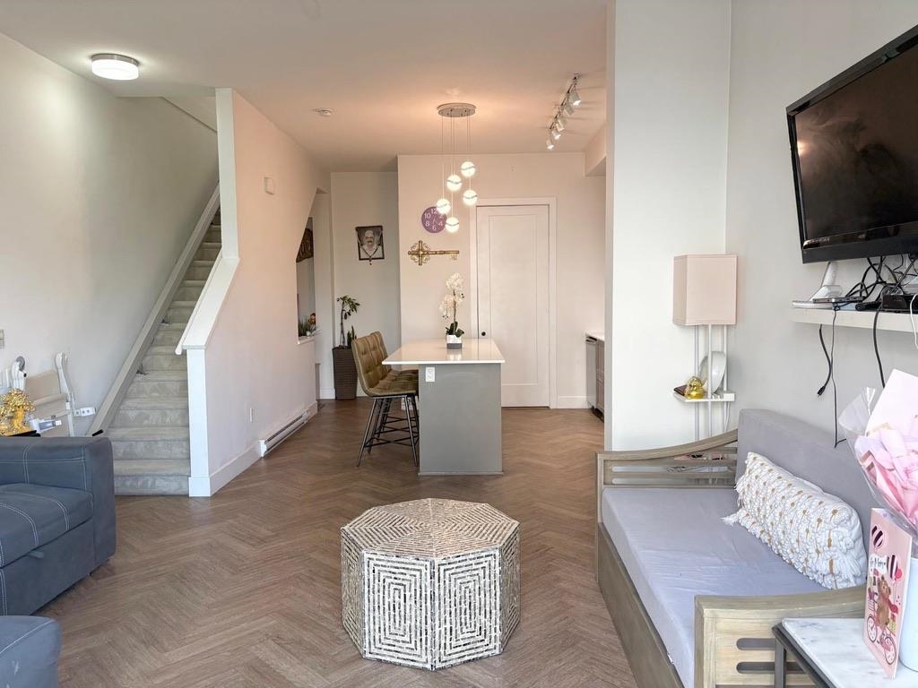 Family Room Photo of 103 17578 57a Avenue, Surrey, BC