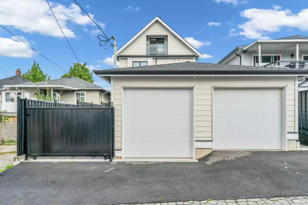 Backyard Photo of 2 3344 Adanac Street, Vancouver, BC