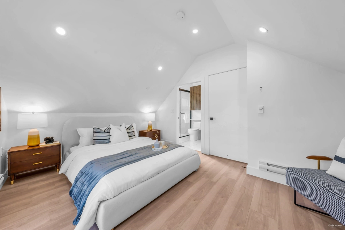 Entry Foyer Photo of 2 3344 Adanac Street, Vancouver, BC