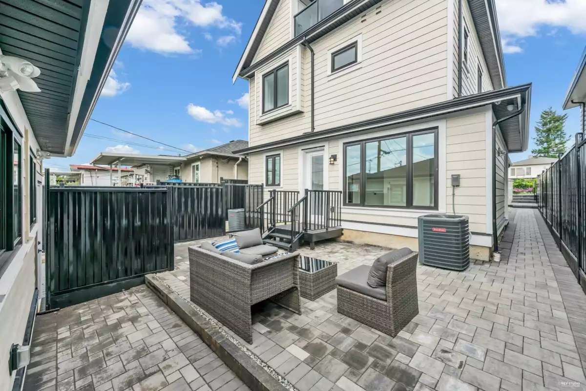 Front Yard Photo of 2 3344 Adanac Street, Vancouver, BC