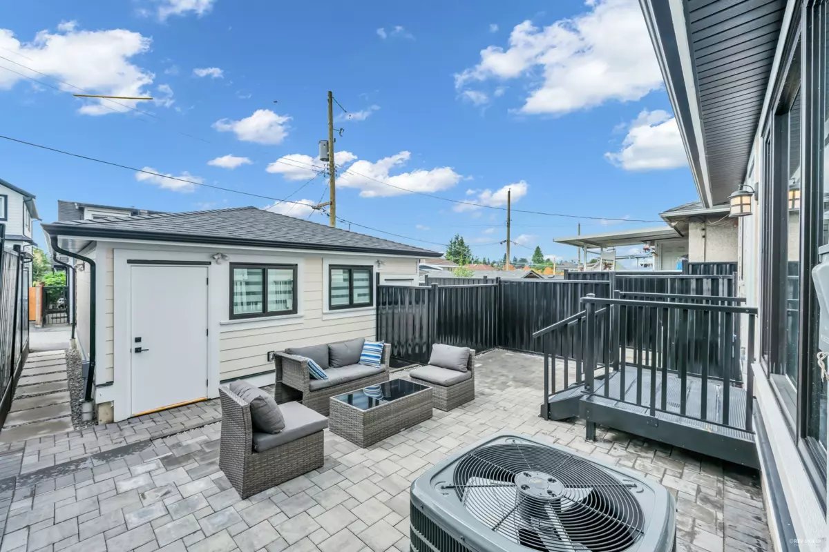 Garden / Landscaping Photo of 2 3344 Adanac Street, Vancouver, BC