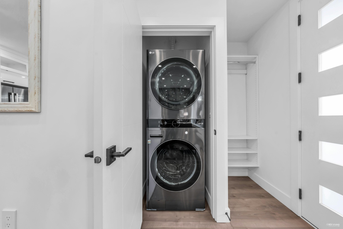 Guest Bathroom Photo of 2 3344 Adanac Street, Vancouver, BC