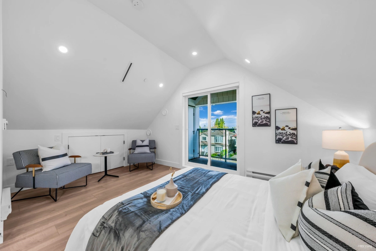 Hallway Photo of 2 3344 Adanac Street, Vancouver, BC