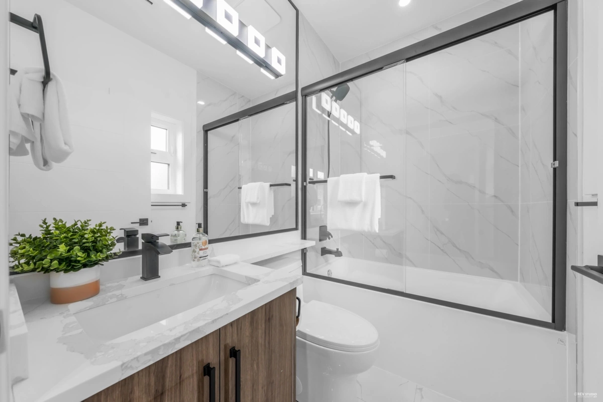 Mudroom Photo of 2 3344 Adanac Street, Vancouver, BC