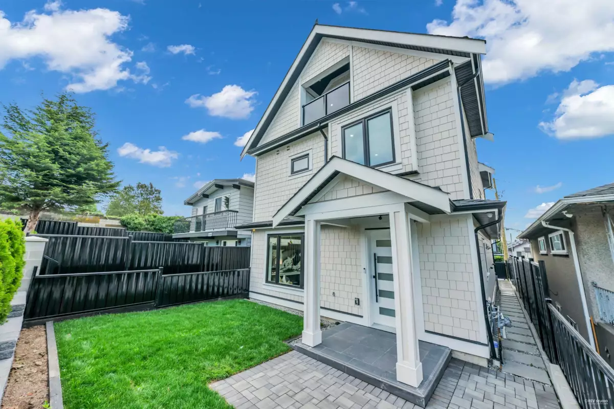 Primary Bathroom Photo of 2 3344 Adanac Street, Vancouver, BC