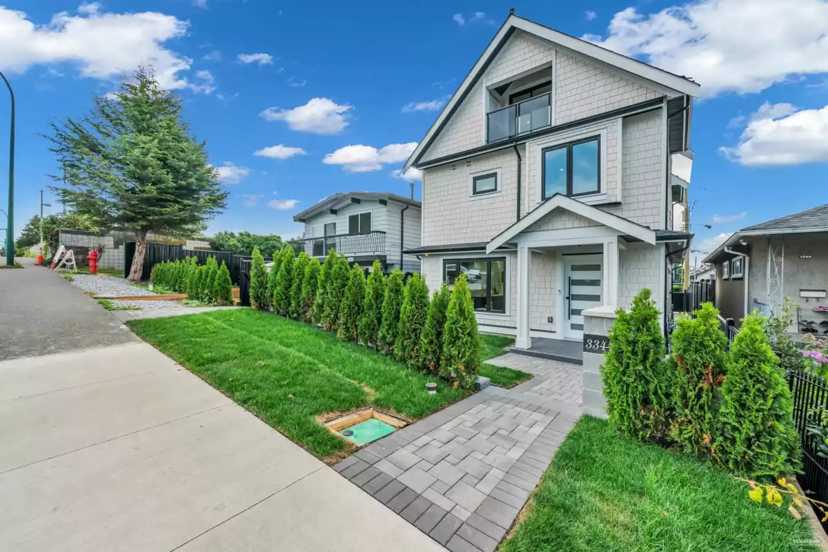 Walk-In Closet Photo of 2 3344 Adanac Street, Vancouver, BC