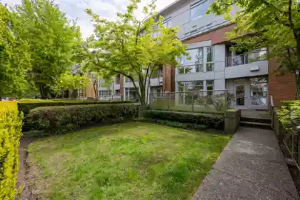 Front Yard Photo of 205 638 W 45th Avenue, Vancouver, BC