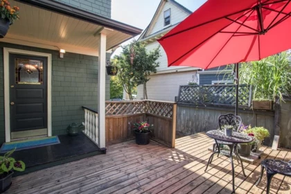 Entry Foyer Photo of 403 Ninth Street, New Westminster, BC