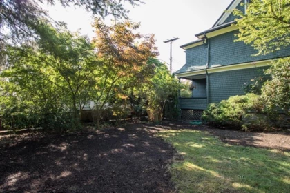 Front Yard Photo of 403 Ninth Street, New Westminster, BC