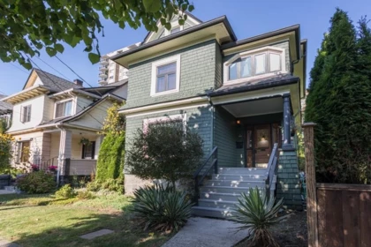 Garden / Landscaping Photo of 403 Ninth Street, New Westminster, BC