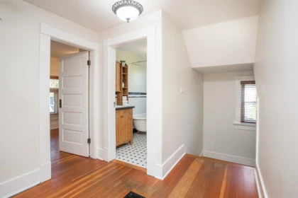 Guest Bathroom Photo of 403 Ninth Street, New Westminster, BC