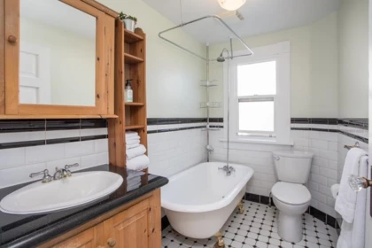 Powder Room Photo of 403 Ninth Street, New Westminster, BC