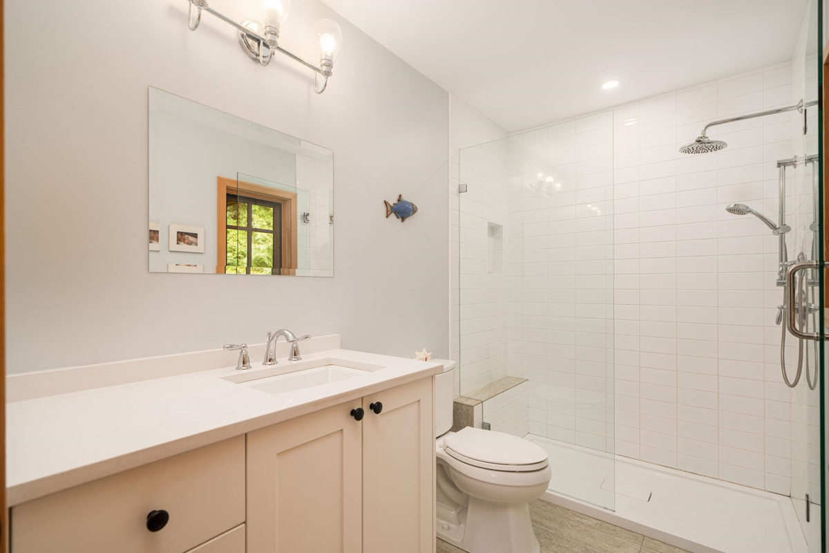 Hallway Photo of 1117 Miller Road, Bowen Island, BC