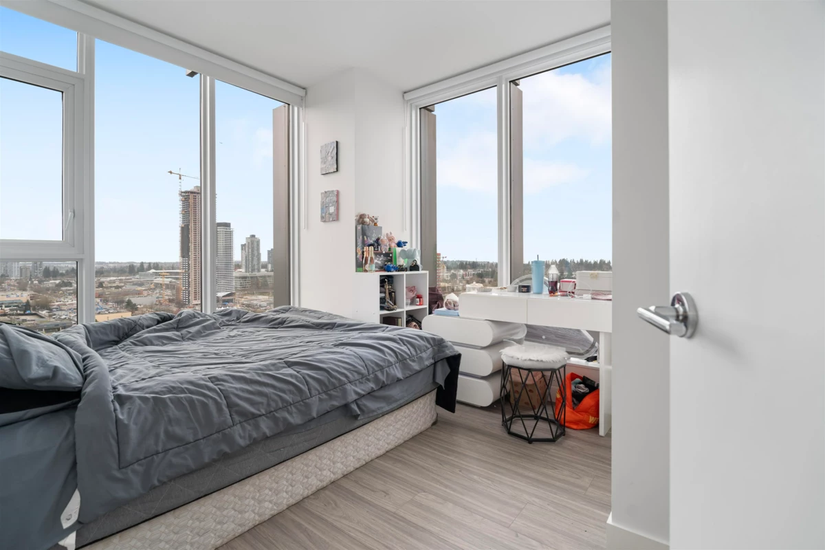 Kitchen Island Photo of 1605 13675 107a Avenue, Surrey, BC