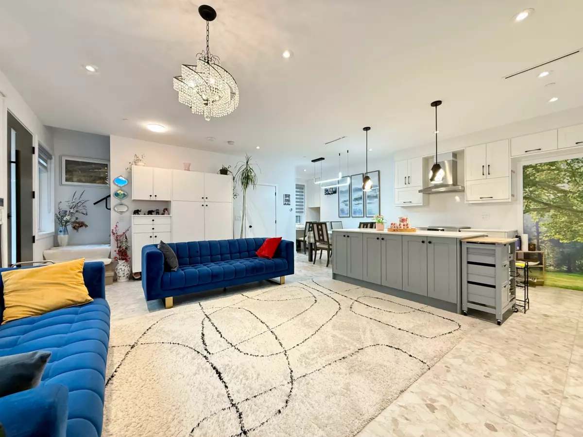 Living Room Photo of 2931 E 28th Avenue, Vancouver, BC