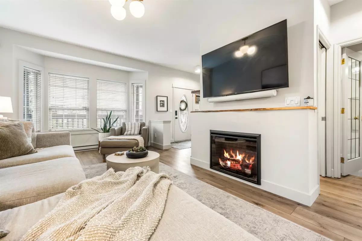 Kitchen Island Photo of 46460 Ashby Drive, Chilliwack, BC