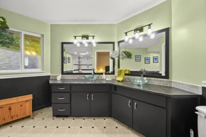 Guest Bathroom Photo of 19607 Somerset Drive, Pitt Meadows, BC