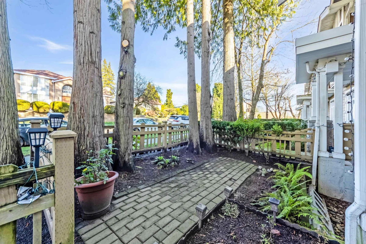 Backyard Photo of 888 W 58th Avenue, Vancouver, BC