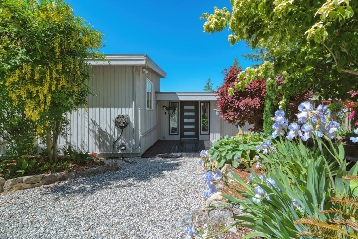 Dining Area Photo of 10991- 10993 Sunshine Coast Highway, Halfmoon Bay, BC