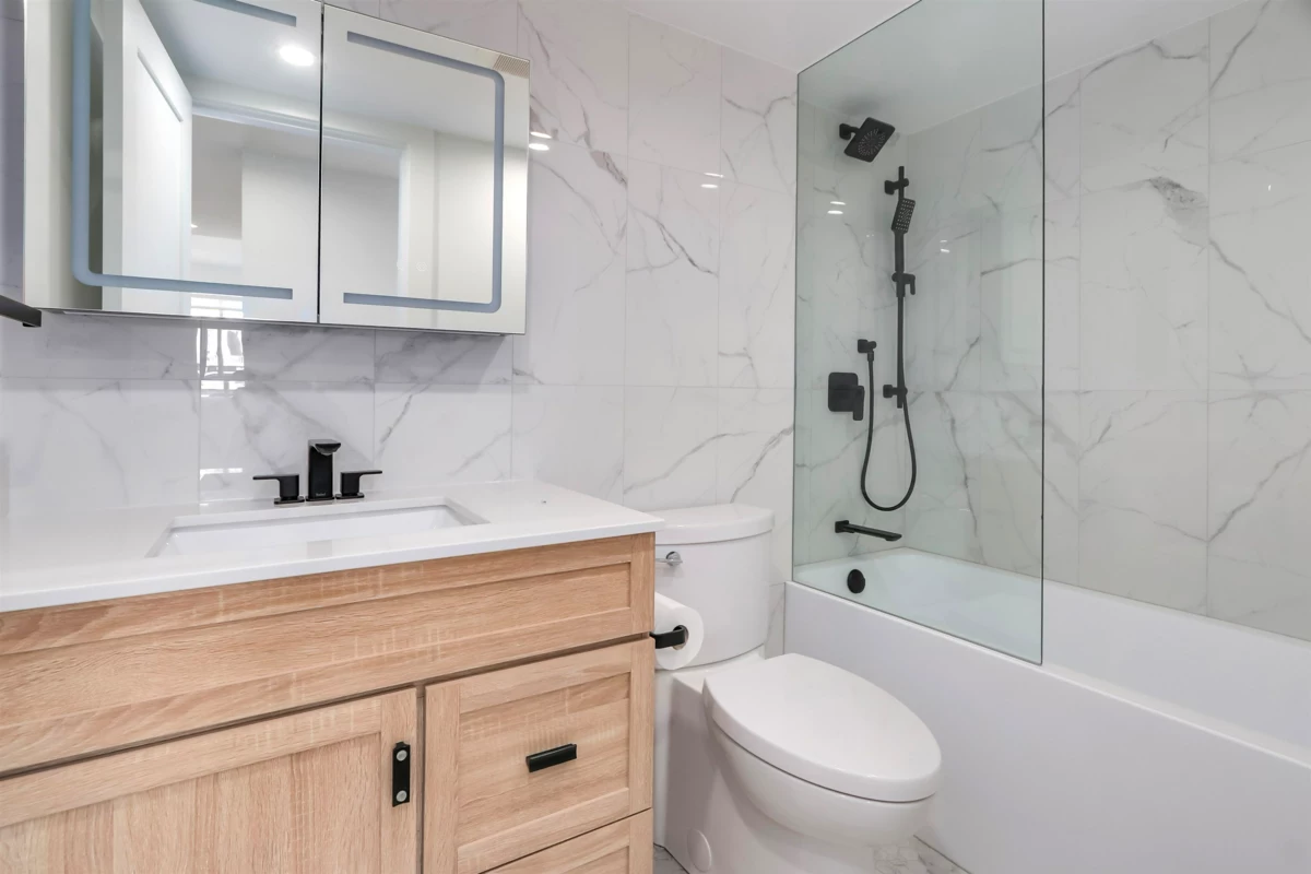 Guest Bathroom Photo of 1206 110 W 4th Street, North Vancouver, BC