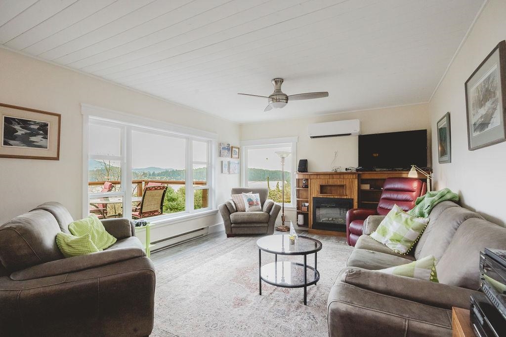 Breakfast Nook Photo of 591 Gibsons Way, Gibsons, BC