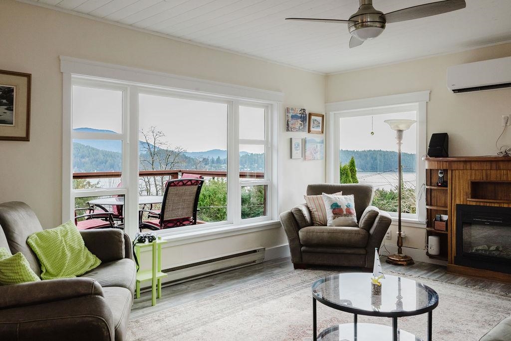 Primary Bathroom Photo of 591 Gibsons Way, Gibsons, BC