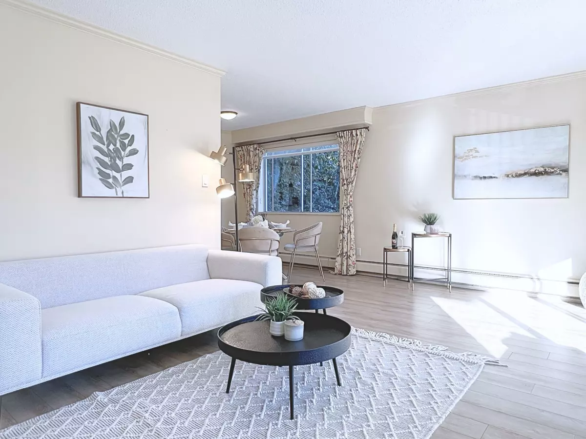 Living Room Photo of 1218 235 Keith Road, West Vancouver, BC