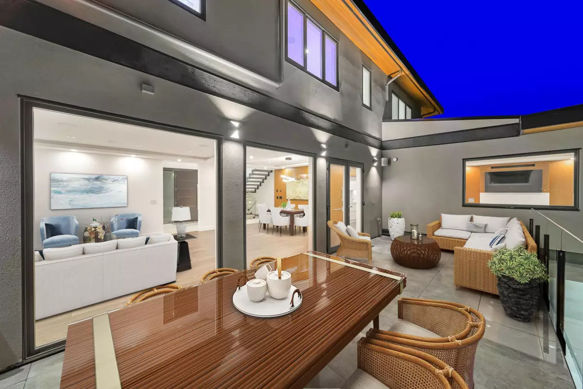 Hallway Photo of 4399 Highland Boulevard, North Vancouver, BC